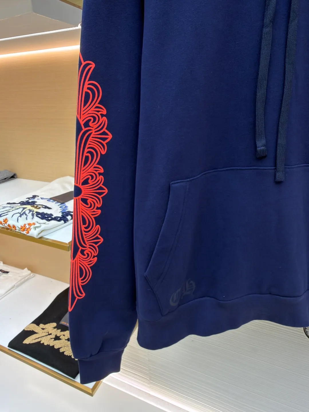 P430 Chrome Hearts Horseshoe flower hooded sweatshirt ●Item number: 1681506-A85 ●Material: Australian velvet satin technical cotton fabric ●Technology: glue printing ●Color: blue and red ●Version: fitted version ●Weight: about 865 grams ●Size: S-M-L-XL ●Description: Australian velvet satin technical cotton Excellent texture Comfortable and close to the skin A touch of midnight navy dip-dyed Low-key elegance Realistic red horseshoe flowers in three forms. The trendy flame ink blends naturally on the rice paper. Controls the visual focus. From concrete totems to abstract light spots. Whispering the rock oracle that I am the rule. A rebellious ceremony about wearing and performing, using glue printing. The printing has been modified three times with film screens. Use glue liquid paint to print the pattern on the fabric. The fabric is baked to fix the printed pattern. Maintain long-lasting beauty. The overall wiring is straight and delicate, the fabric is comfortable and soft, and the color is consistent without color difference. It can be matched with the same style to create a fashionable look and control various occasions. Customized accessories, complete with three standards, same style for men and women!